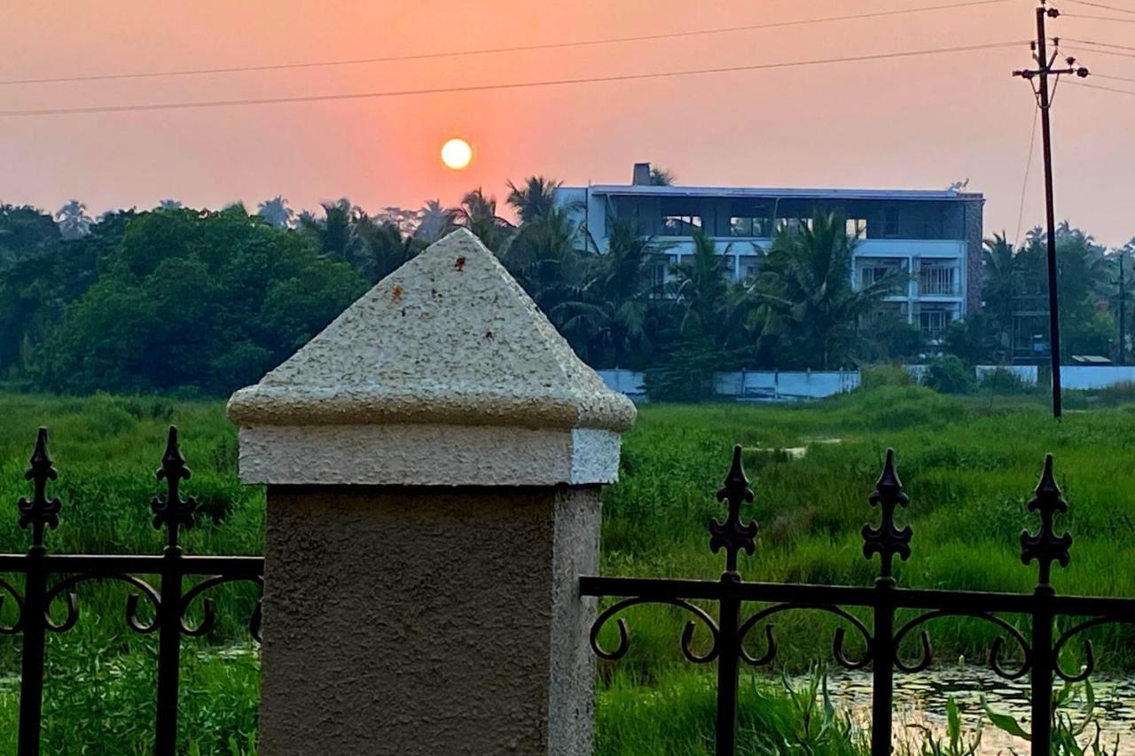 Vila Nessies Nagaon Alībāg Exteriér fotografie